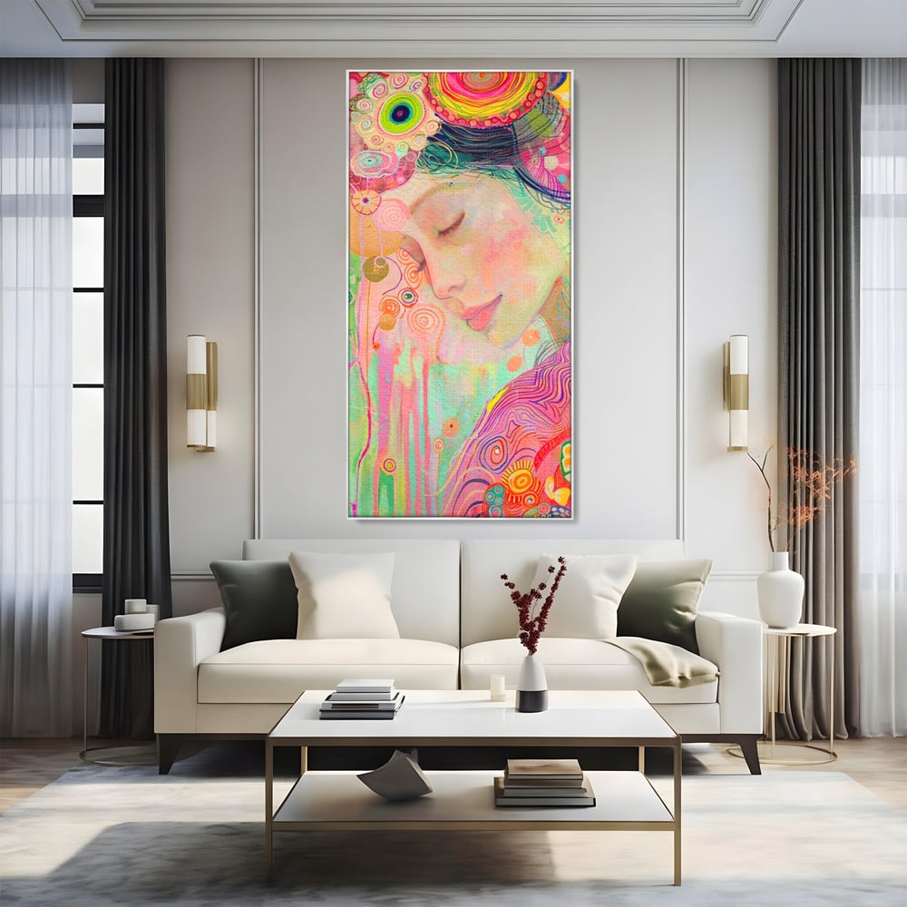 Tablou canvas cu tablou canvas cu portret de zana, in rama de aluminiu argintiu, pe perete intr-un living